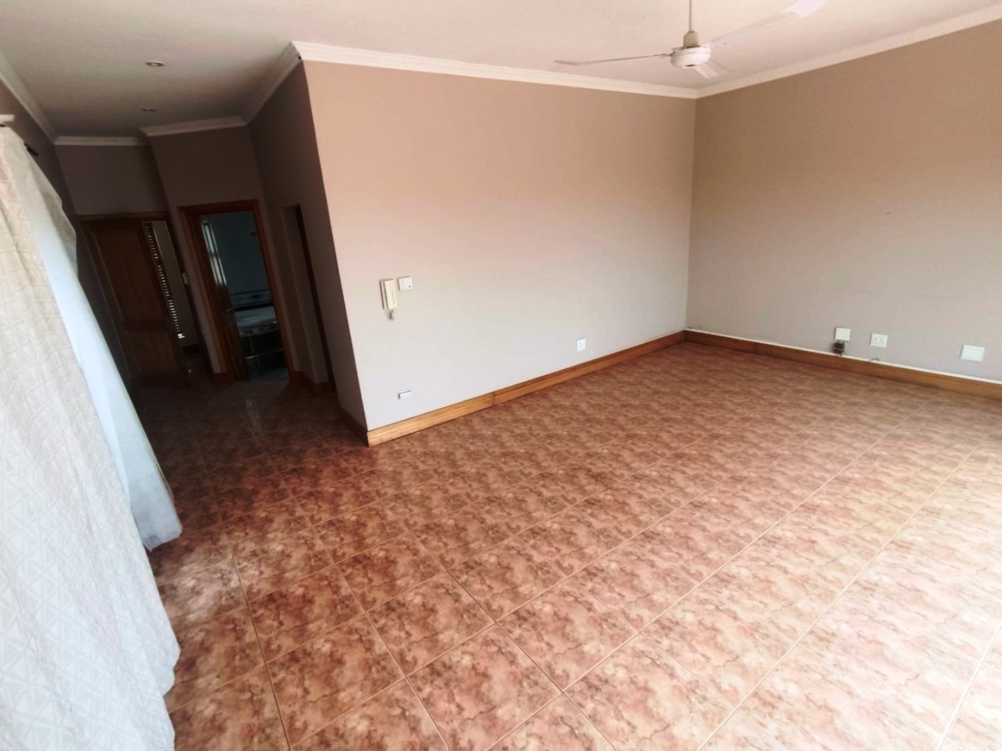 Six bedroom house for sale in Montana Park