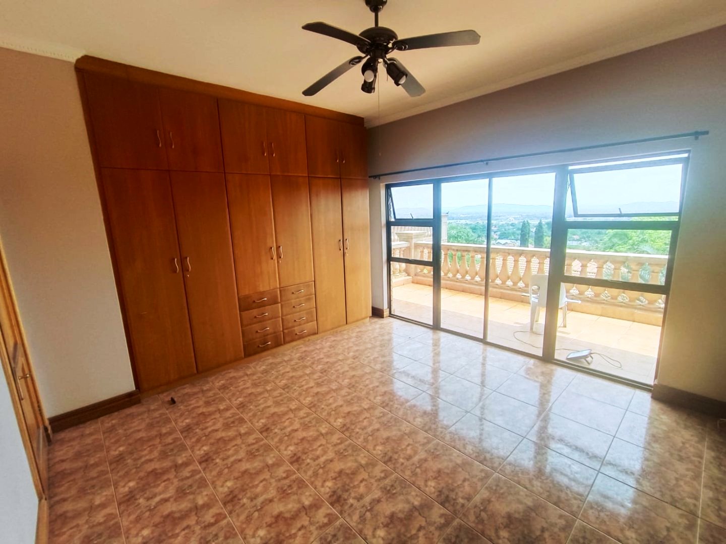 Six bedroom house for sale in Montana Park