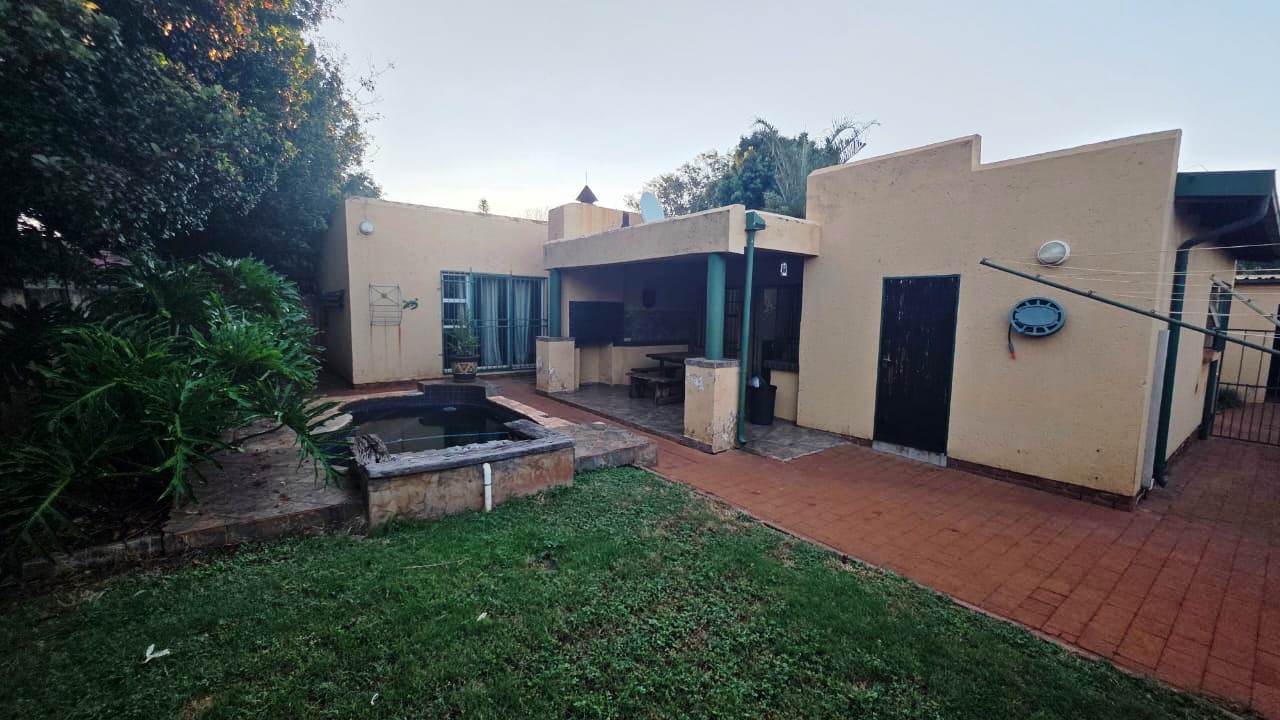 Three bedroom house for sale in old Doornpoort