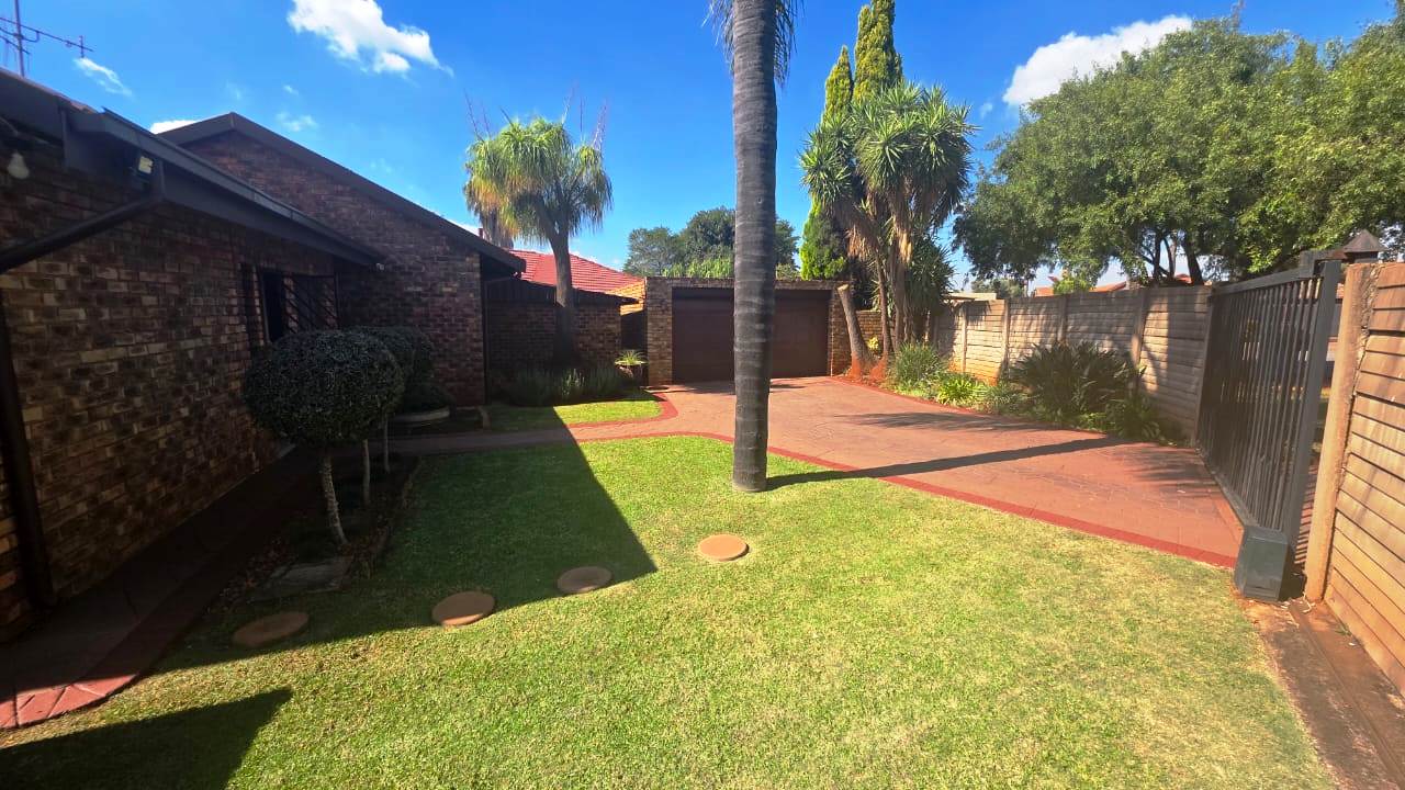 Two houses six bedrooms for sale in Doornpoort