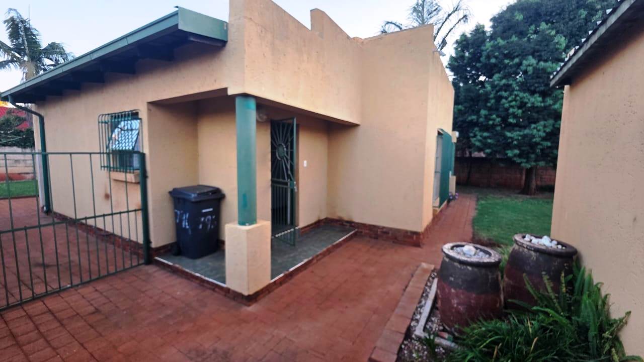 Three bedroom house for sale in old Doornpoort