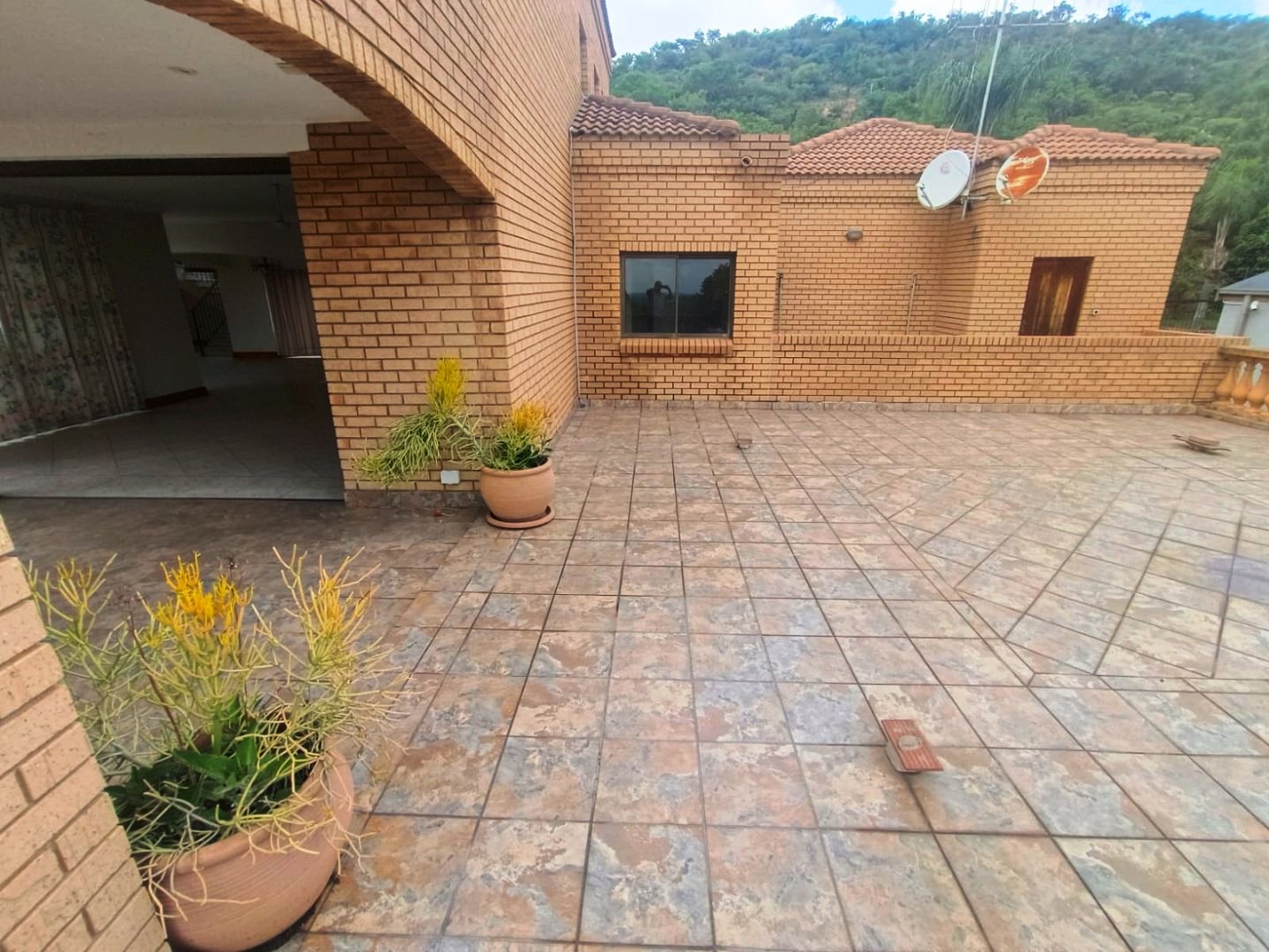 Six bedroom house for sale in Montana Park