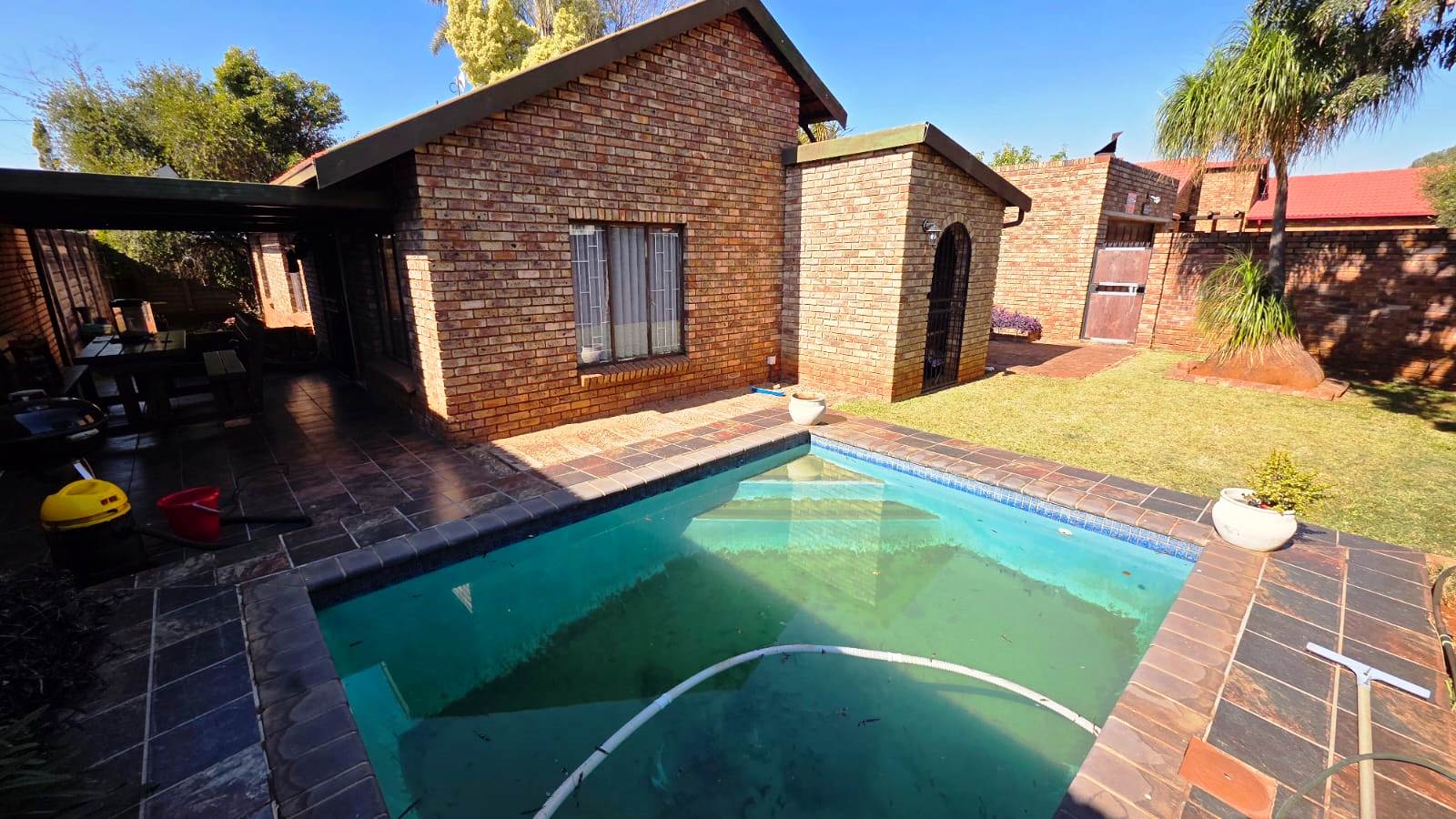 Three bedroom house for sale in Doornpoort