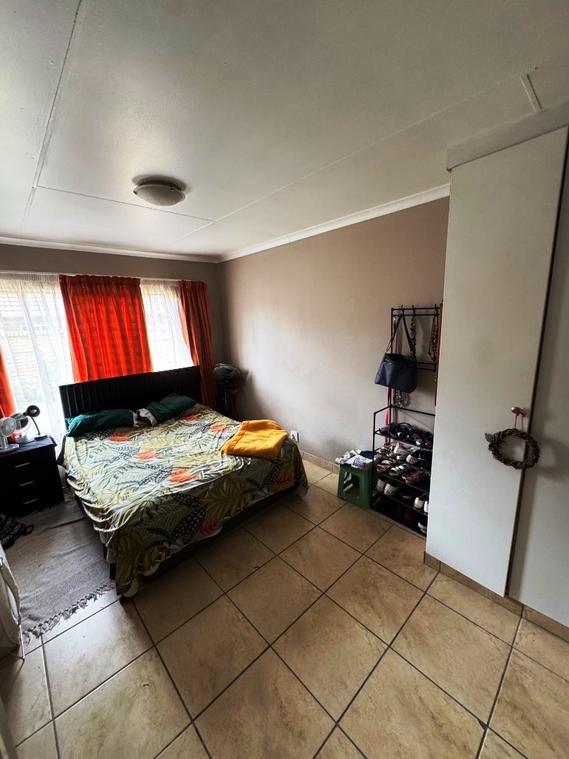 Beautiful two bedroom for sale in Sinoville