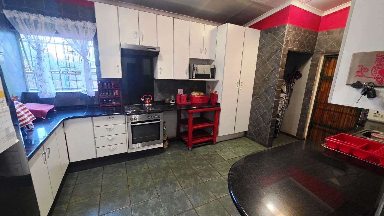 Three bedroom house for sale in old Doornpoort