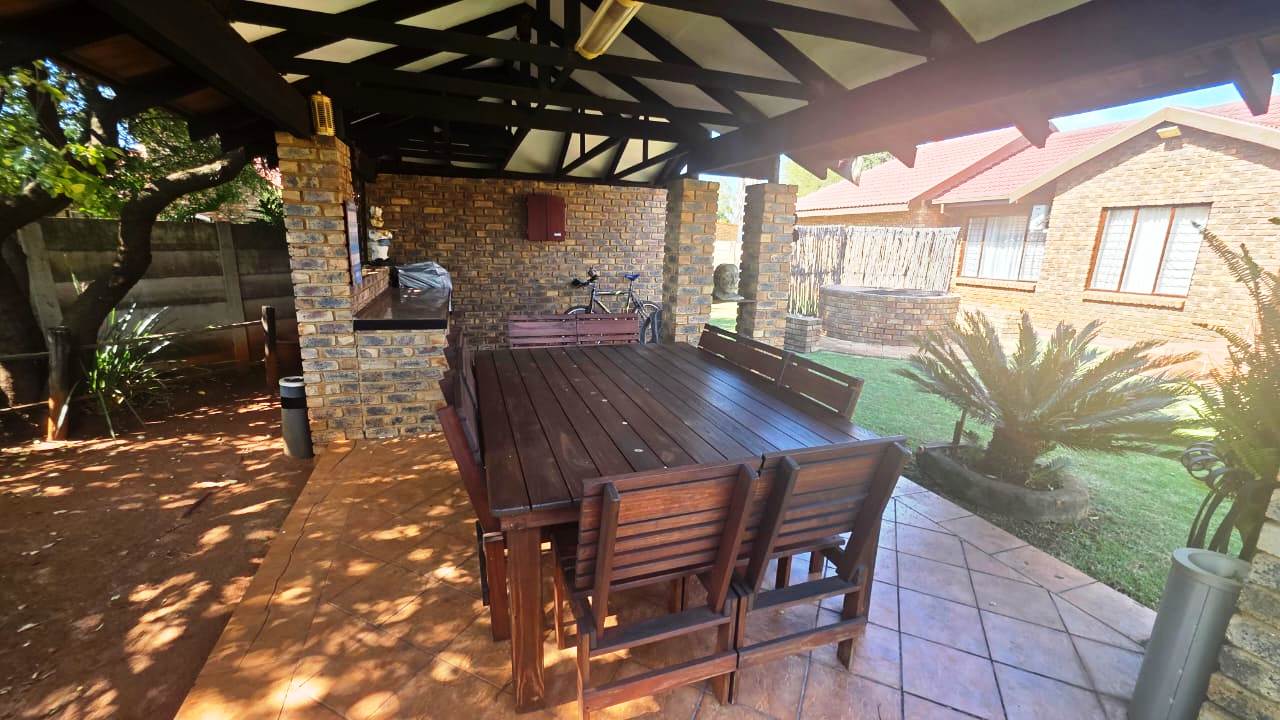 Two houses six bedrooms for sale in Doornpoort