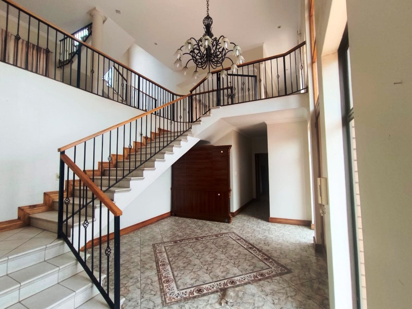 Six bedroom house for sale in Montana Park