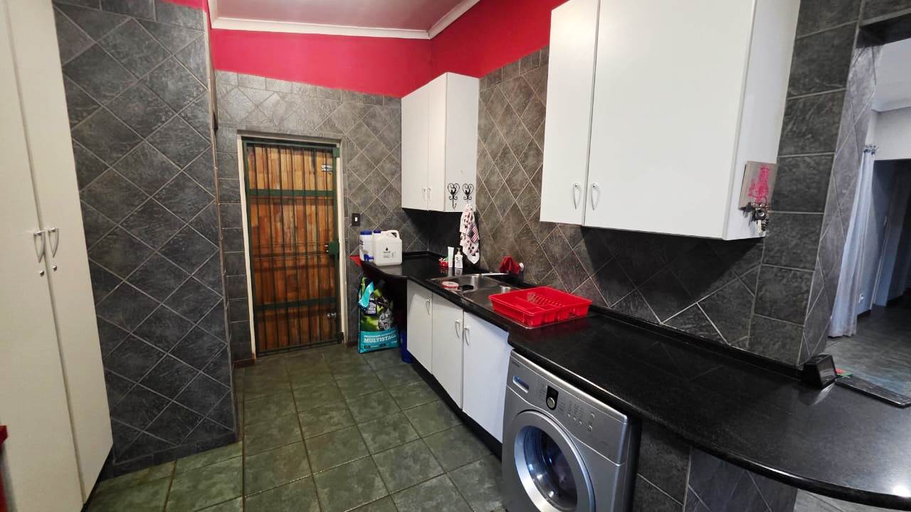 Three bedroom house for sale in old Doornpoort