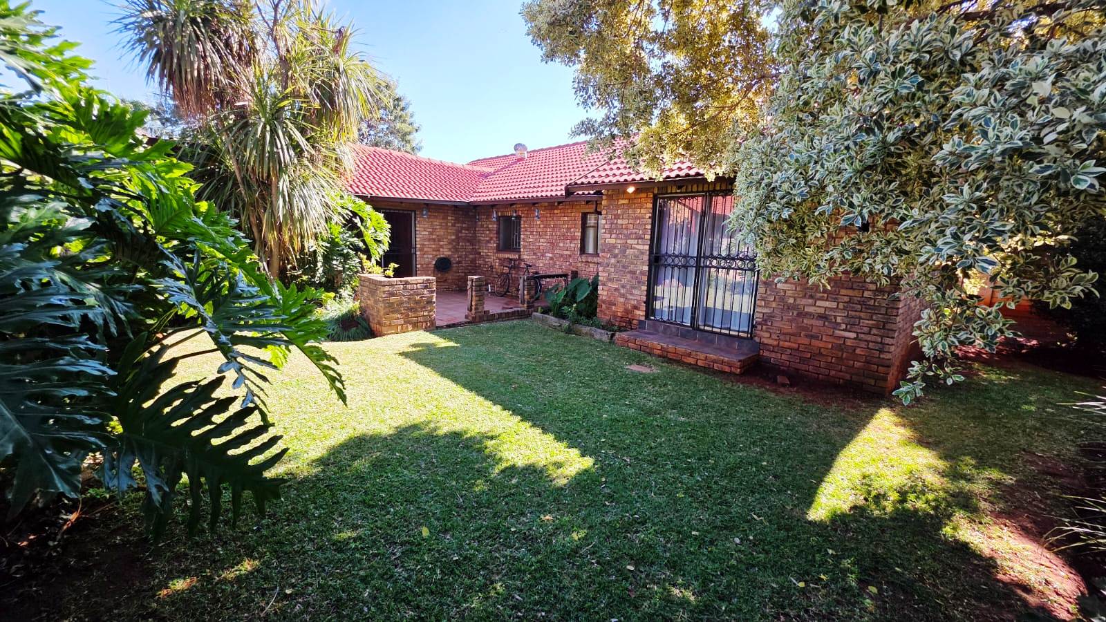 Three bedroom house for sale in Doornpoort