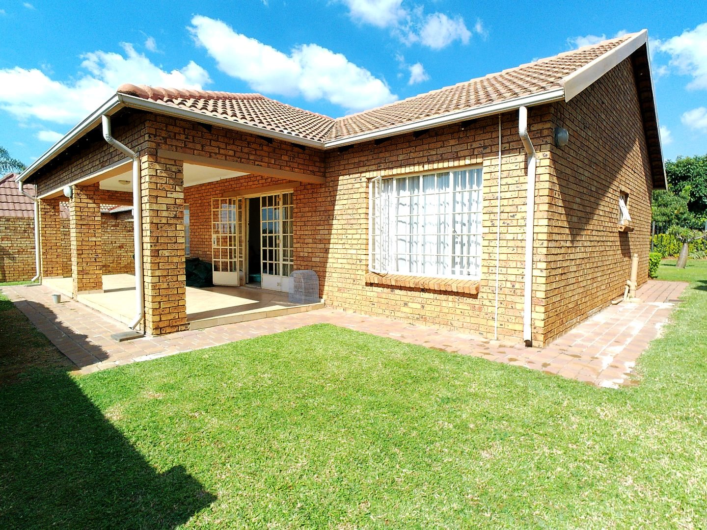 Three bed full title for sale in Theresapark