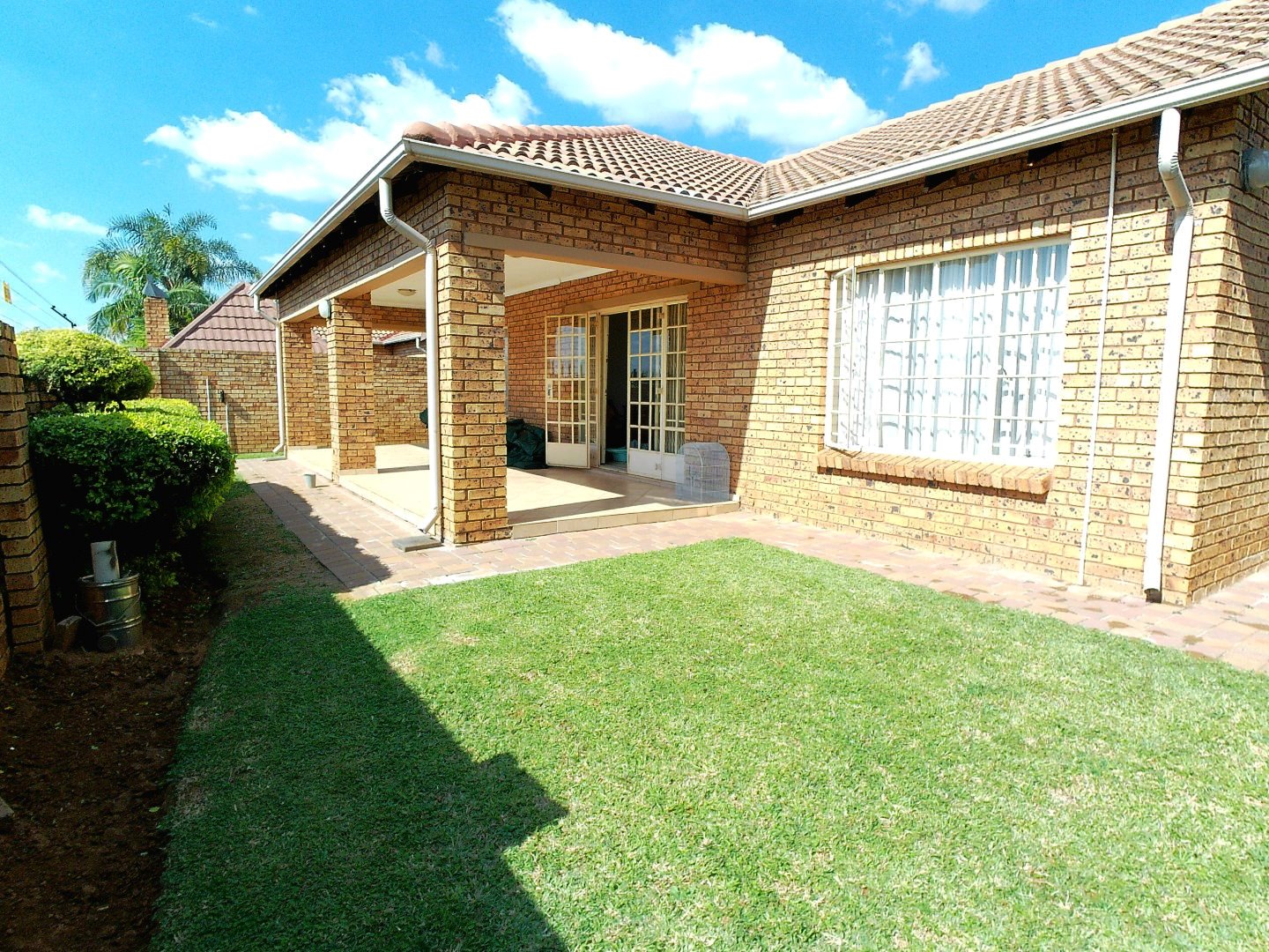Three bed full title for sale in Theresapark