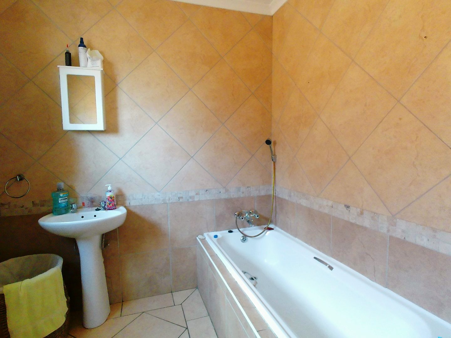 Three bed full title for sale in Theresapark