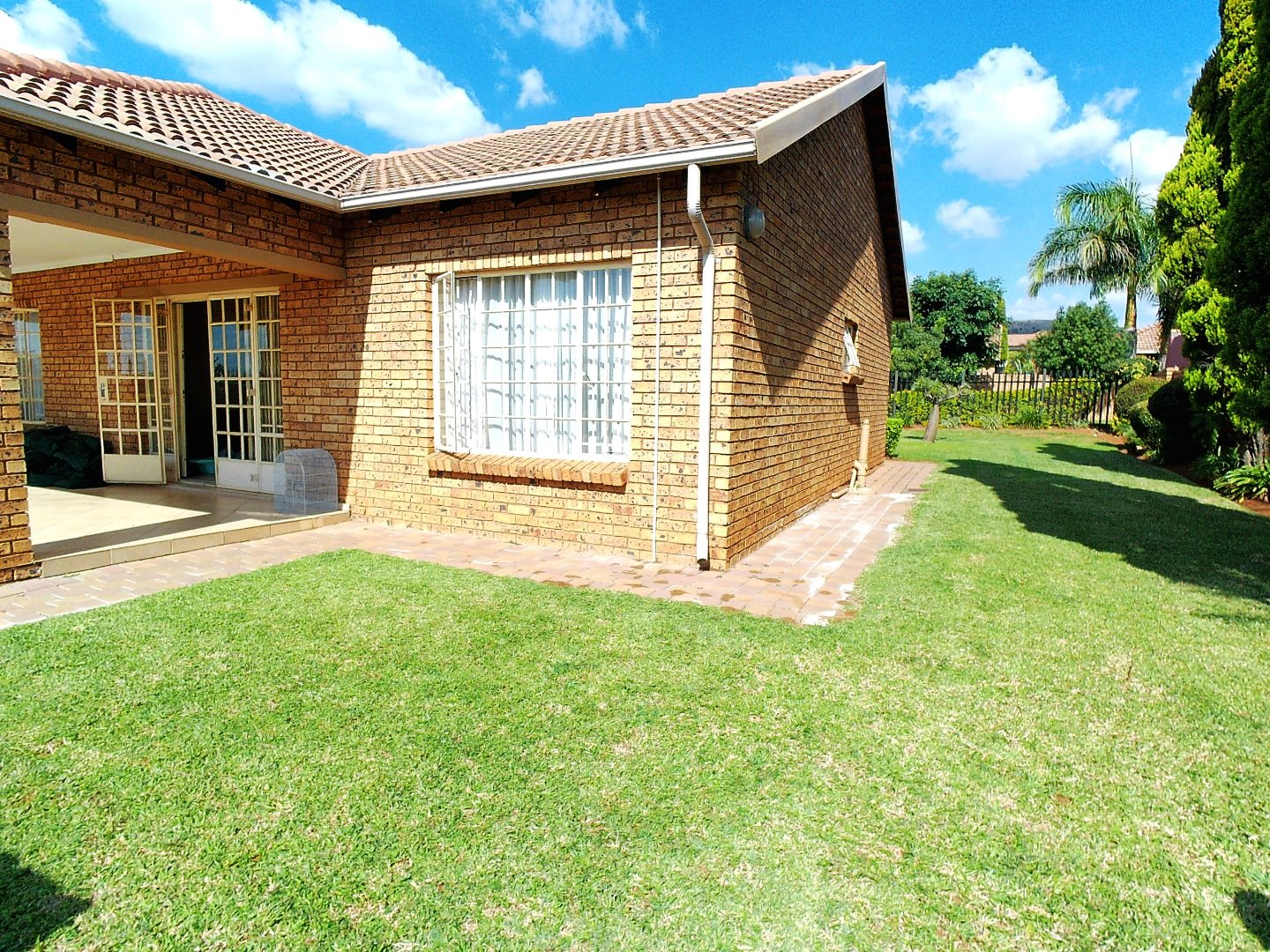 Three bed full title for sale in Theresapark