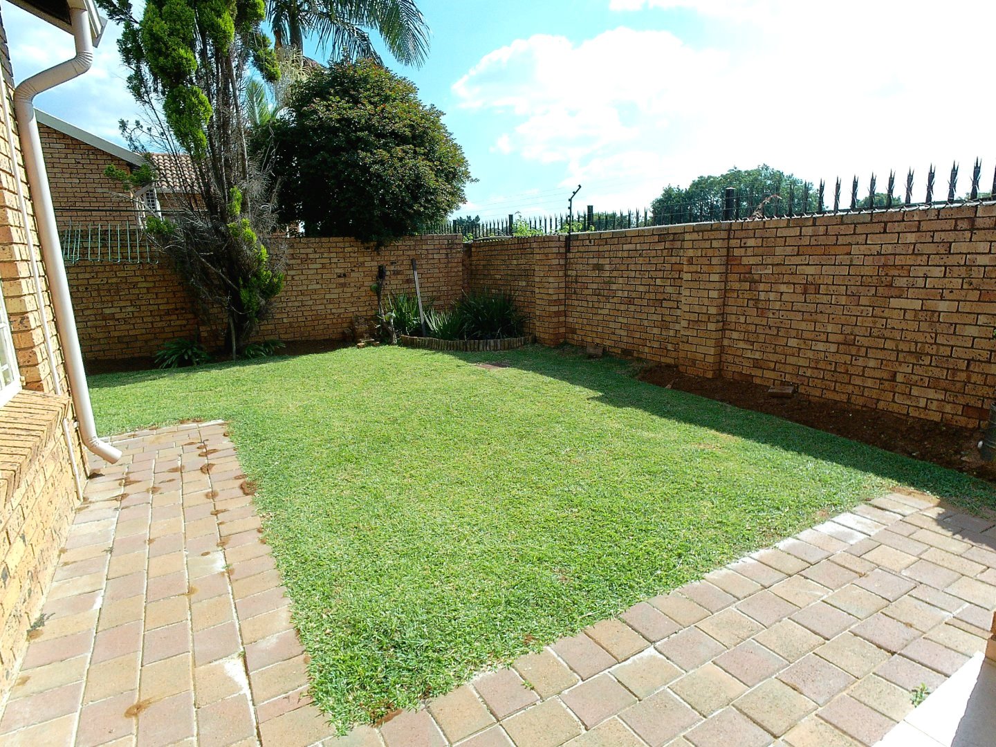 Three bed full title for sale in Theresapark