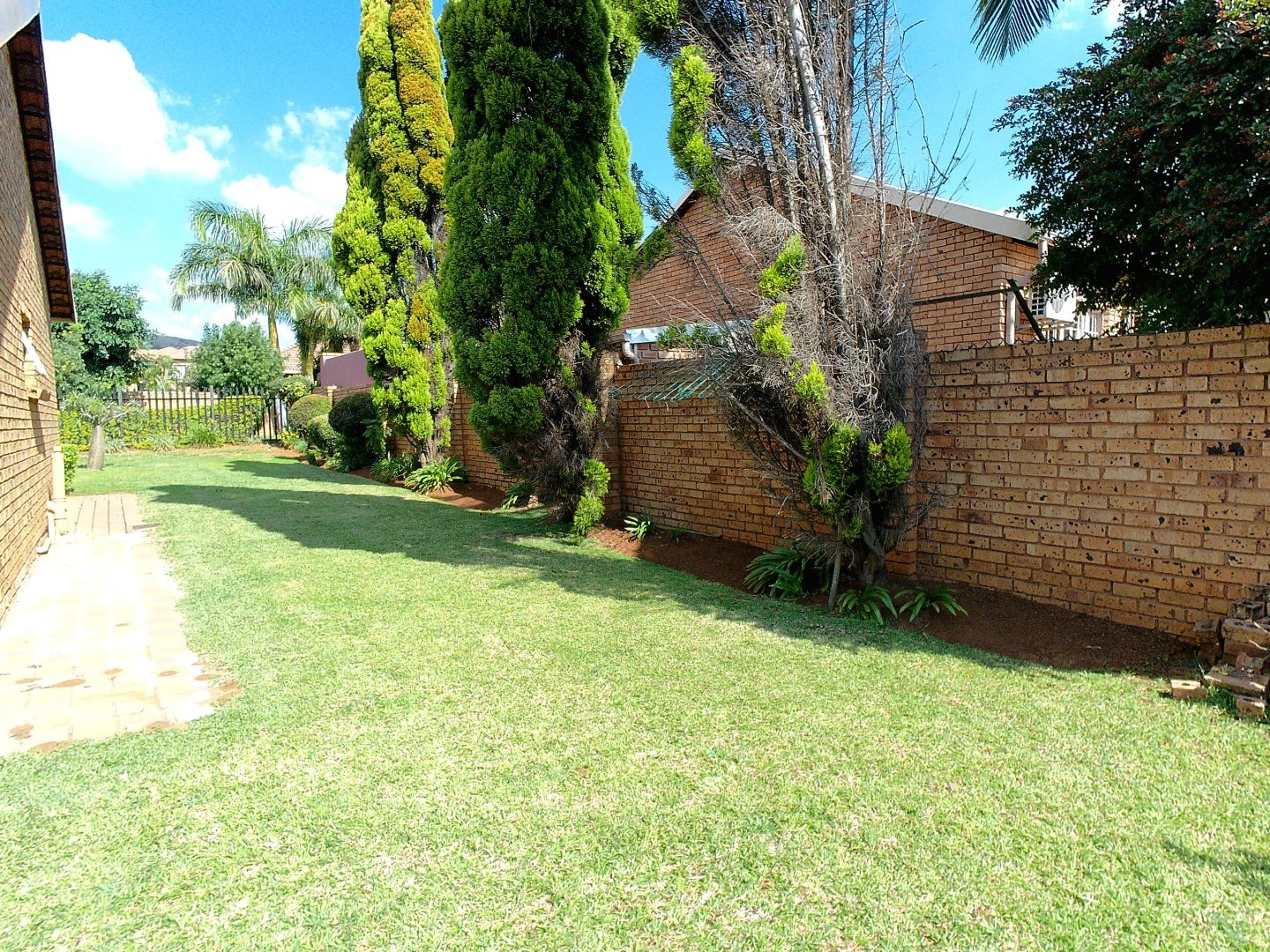 Three bed full title for sale in Theresapark