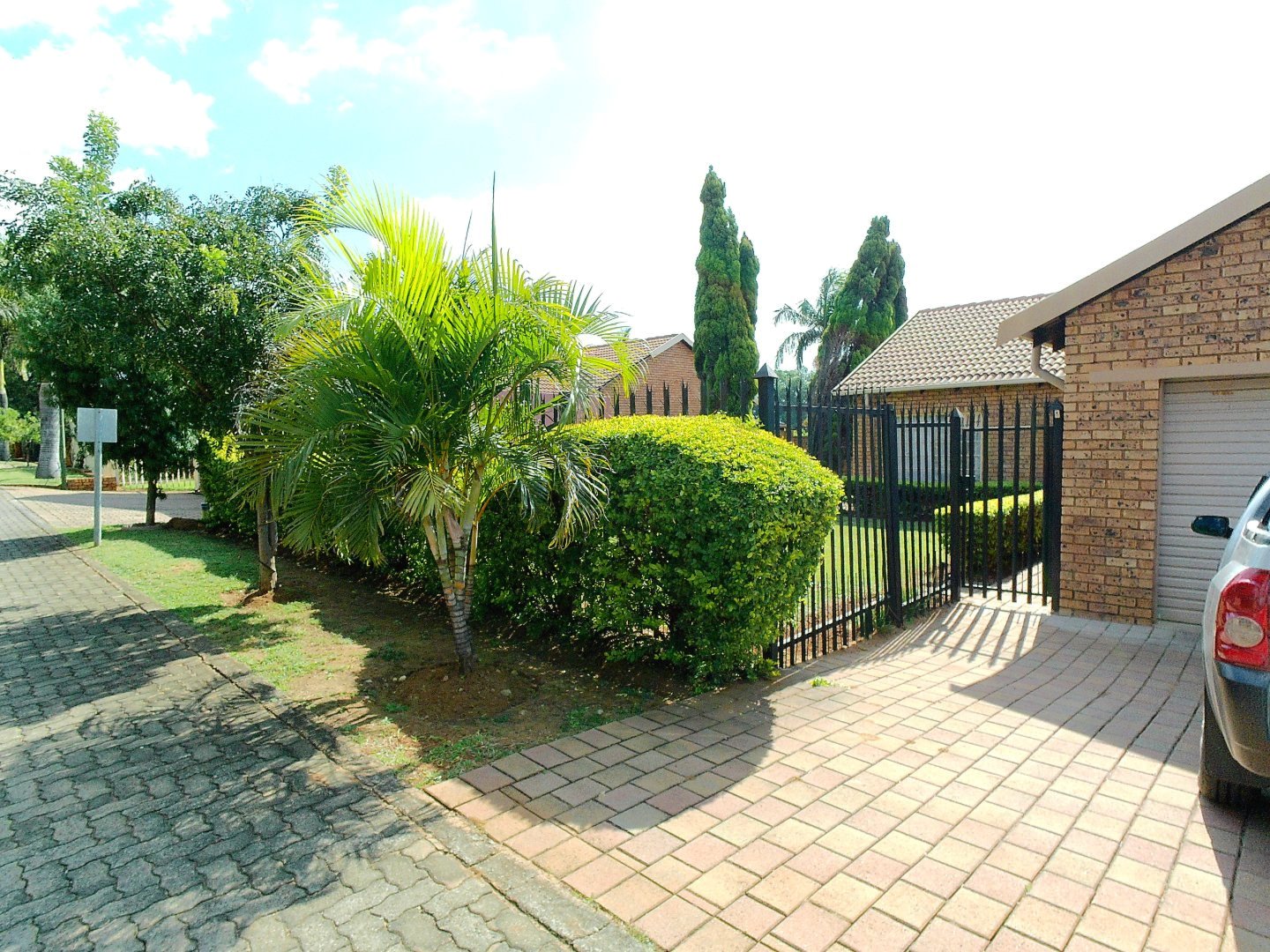 Three bed full title for sale in Theresapark